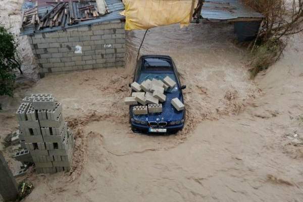 ارتفاع حصيلة ضحايا فيضانات اليونان الى 14 قتيلاً  