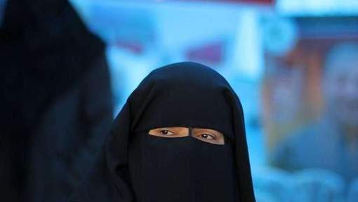 الحكومة التونسية تعلن حظر إرتداء النقاب في المؤسسات الرسمية