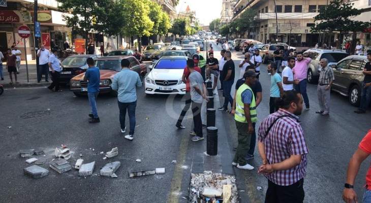 النشرة: محتجون قطعوا الطريق الرئيسية في شارع رياض الصلح وسط صيدا