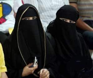 الحكم بالسجن والجلد لسعوديتين بسبب الواتس آب