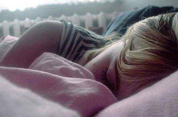 النوم في الظلام يحمي النساء من سرطان الثدي