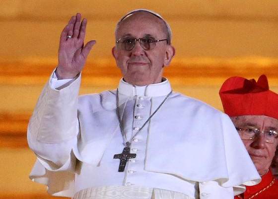 البابا فرنسيس يزور الرئيس الايطالي في اول زيارة رسمية له