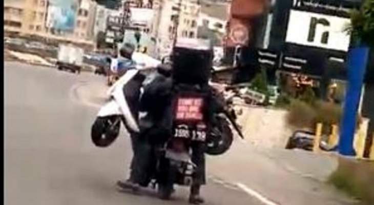 &quot;النشرة&quot; تكشف عن فيديو لشخص متهور على دراجة نارية يشكل خطرا على السلامة العامة