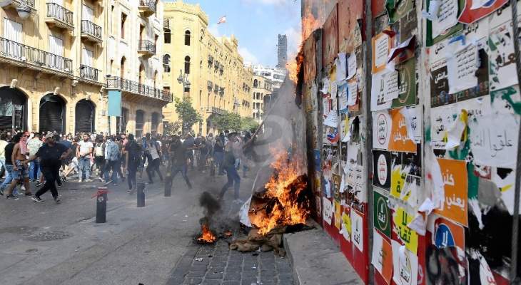 ازدياد اعداد المتظاهرين في وسط بيروت واستمرار المواجهات مع القوى الامنية