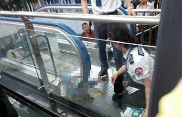وفاة طفل علق في سلم كهربائي بمحطة مترو