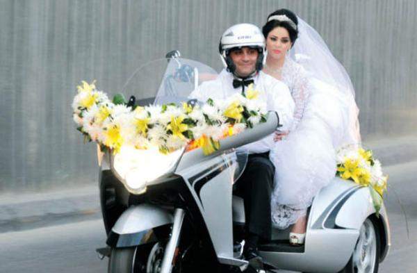 أردني يقيم حفل زفافه على متن دراجة نارية
