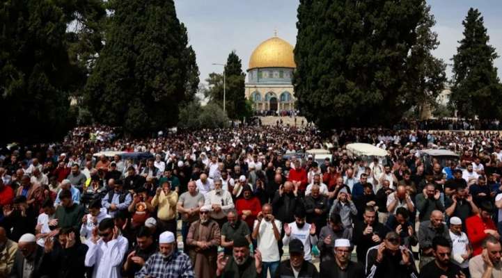 125 ألف فلسطيني أدّوا صلاة الجمعة الثالثة من شهر رمضان في المسجد الأقصى