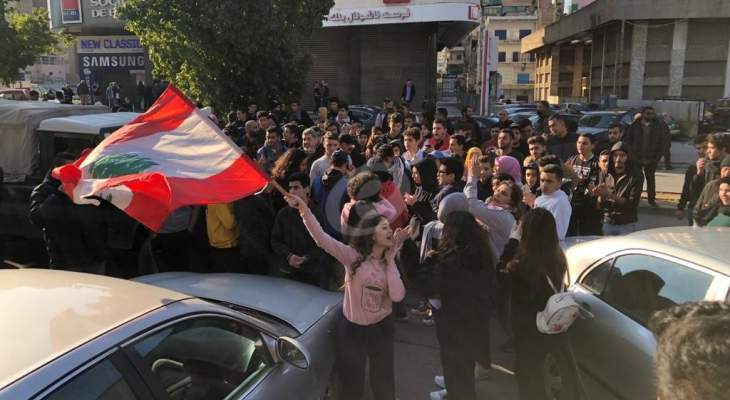 النشرة: طلاب من مدارس صيدا انضموا إلى المحتجين في ساحة إيليا