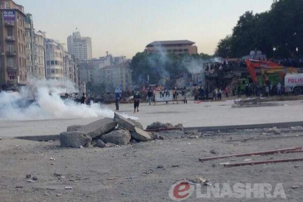 مواجهات عنيفة بين رجال الشرطة والمتظاهرين في ساحة &quot;تقسيم&quot; في إسطنبول