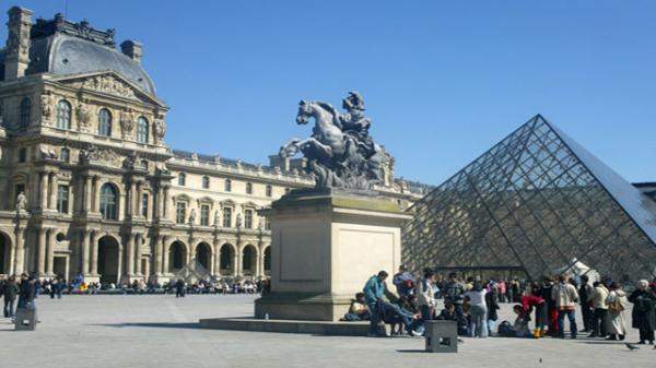 متحف اللوفر في باريس يفتح ابوابه مجددا بعد يوم من الهجوم الارهابي