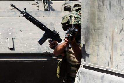 الجيش: اصابة عسكري ومقتل مطلوب باطلاق نار على دورية بالزعيترية ليلا