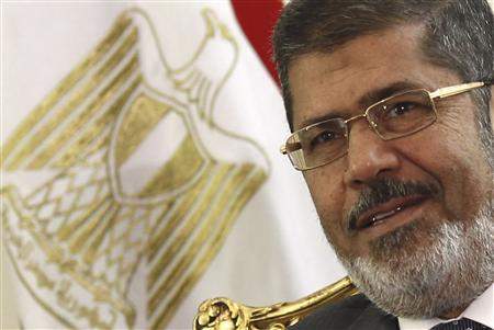 &quot;العربية&quot;: اقلاع طائرة محمد مرسي من سجنه إلى مقر محاكمته