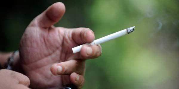 الصحة الأردنية تدعو الموظفين المدخنين للبقاء بمنازلهم كي لا يصابوا بكورونا