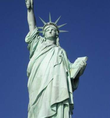 نيويورك تعيد فتح تمثال الحرية أمام زواره بعد إغلاقه بسبب أزمة الموازنة