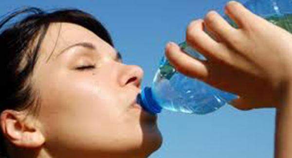 الإكثار من شرب الماء يساعد على حرق السعرات الحرارية