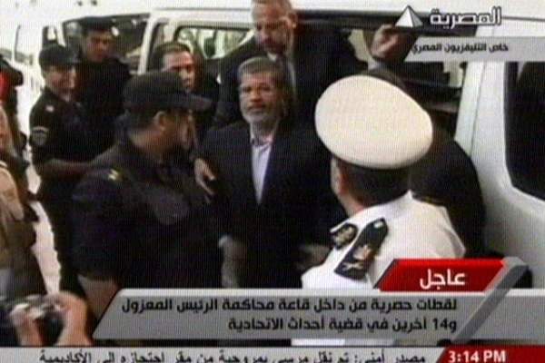 بدء جلسة النطق بالحكم على محمد مرسي في قضية الاتحادية