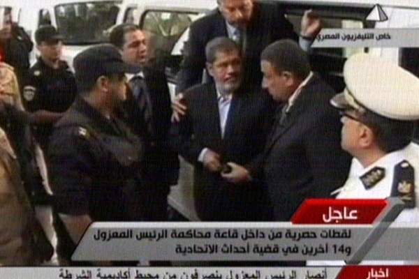 احالة محمد مرسي الى محكمة الجنايات بتهمة التخابر مع دول قطر