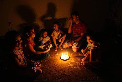 غزة بدون كهرباء لـ18 ساعة يومياً وأزماتها شلّت عمل القطاع الصناعي