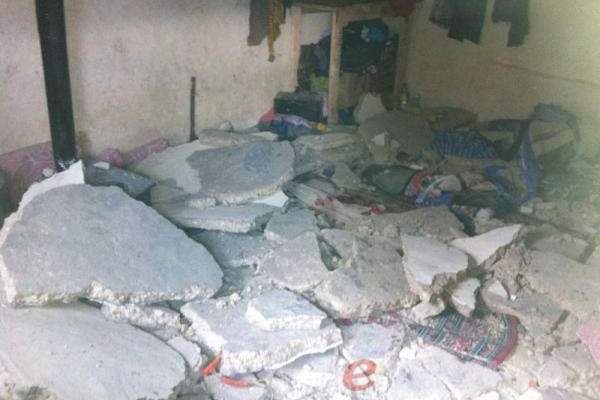 النشرة: إصابة سبعة فلسطينين نتيجة إنهيار سقف منزلهم وسط قطاع غزة 