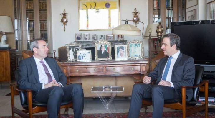 معوض تباحث مع السفير البريطاني في المواضيع المالية والاقتصادية في لبنان