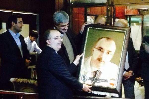 النشرة: تكريم الدكتور يوسف أندراوس في طهران خلال مؤتمر عن جراحة السمنة