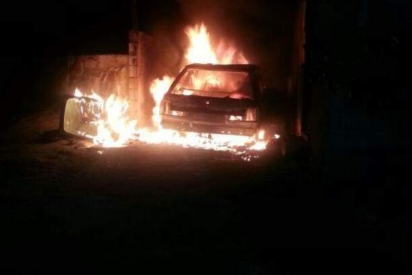 شبان من البيسارية يحرقون سيارة احمد خلف لاحتمال علاقته بنضال المغير