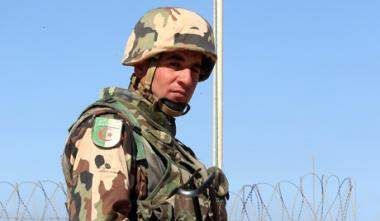 الخبر: الجيش الجزائري دفع بأسلحة ثقيلة لمواقع متقدمة على الحدود مع ليبيا