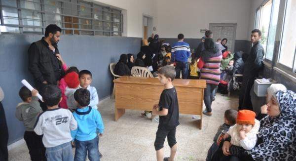 النشرة: برنامج الغذاء العالمي وزع مساعدات اغاثية للنازحين السوريين بصيدا