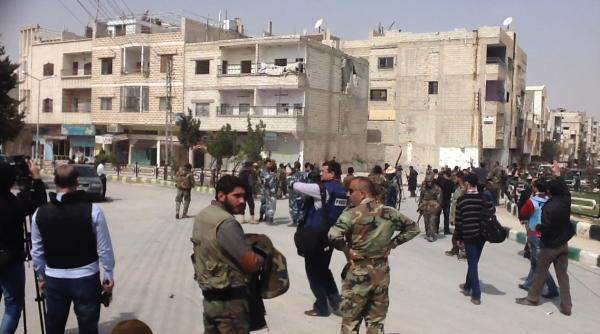 الجيش السوري يرفع العلم السوري في الساحة الرئيسية لمدينة يبرود