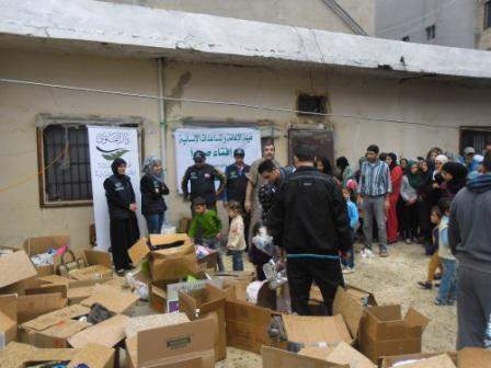 توزيع مساعدات إغاثية للنازحين السوريين في صيدا