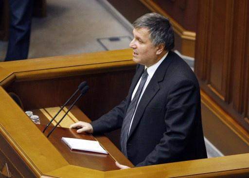 وزير الداخلية الأوكراني نفى عبور آليات روسية حدود بلاده