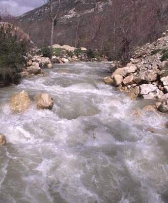 النشرة: غزارة الامطار في اقليم التفاح أدت إلى فيضان نهر الزهراني