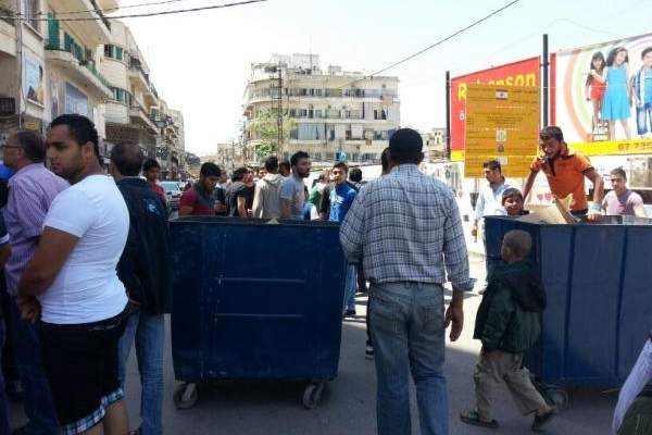 النشرة: بائعو الخضار اقفلوا الطريق عند مدخل سوق الخضار في صيدا