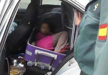 تهريب طفلة الى اسبانيا داخل حقيبة سفر