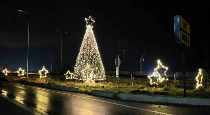 إضاءة شجرة الميلاد عند مدخل بلدة عمشيت