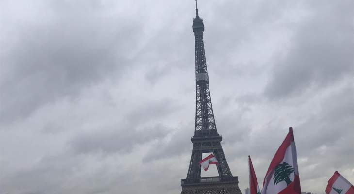 اللبنانيون يتجمعون في ساحة برج ايفل في باريس