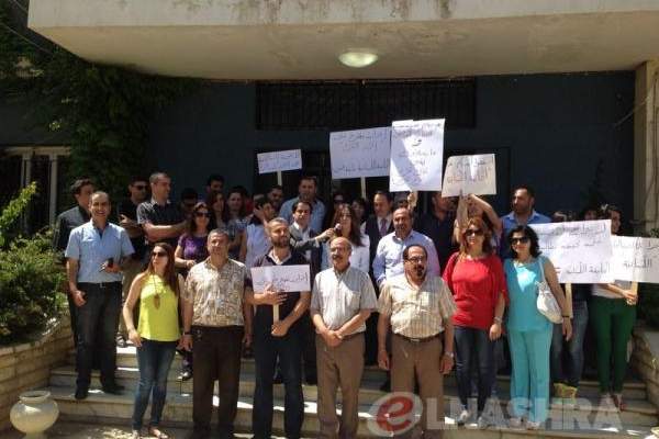 النشرة: اعتصام للاساتذة المتعاقدين في كلية الاداب الفرع الرابع في زحلة