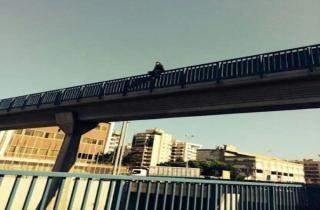 إمراة تحاول الإنتحار على جسر المدينة الرياضية 