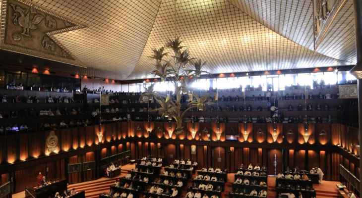 رئيس الوزراء السريلانكي أدى القسم رئيسا بالنيابة للبلاد والبرلمان سينتخب رئيساً جديداً في 20 تموز