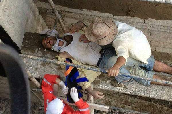 اصابة عامل سوري بكسور بعد سقوطه عن سقالة بناء في بلاط 