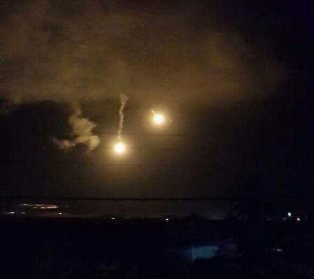 قنابل مضيئة فوق جرود دير الغزال في السلسلة الشرقية