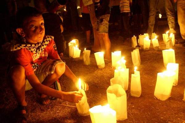 اتحاد الشباب الديمقراطي اضاء شموع في صيدا عن ارواح شعداء غزة