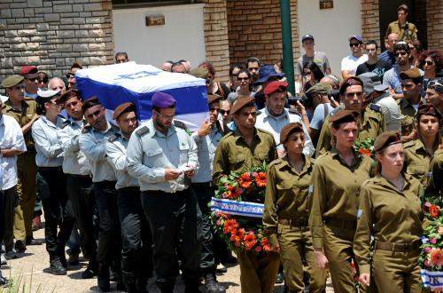 اذاعة اسرائيل: اعتقال 4 اسرائيليين بينهم 3 جنود نشروا أسماء جنود قتلى 