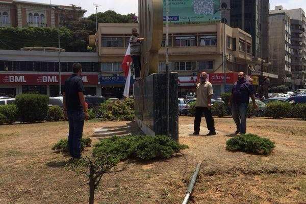 النشرة: شبان يستبدلون الاعلام اللبنانية برايات سوداء في ساحة النور