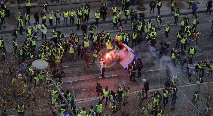 الشرطة الفرنسية تطلق قنابل الغاز المسيل للدموع لتفريق المظاهرات
