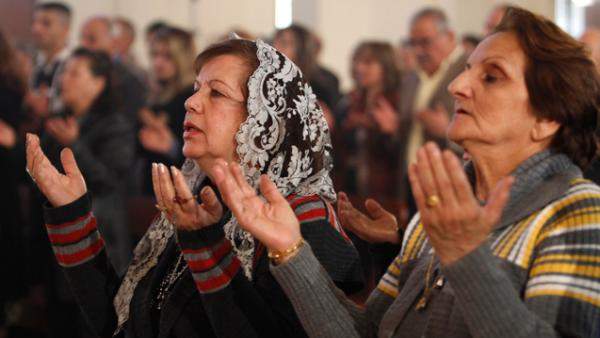 الخطر مُحدق... ومسيحيّو لبنان يَتلهّون بالمُزايدات!
