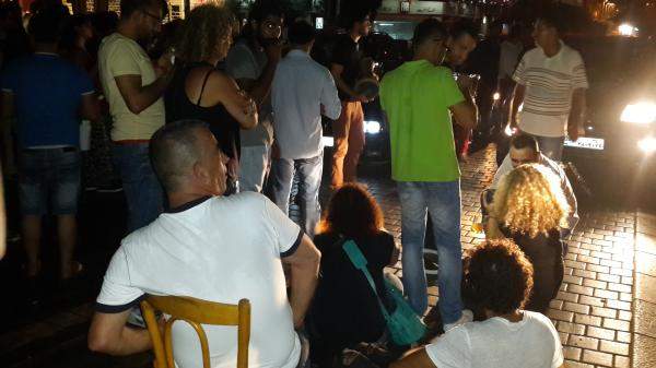 شبان يقطعون شارع الحمرا الرئيس ويفترشون الارض احتجاجا على قطع الكهرباء
