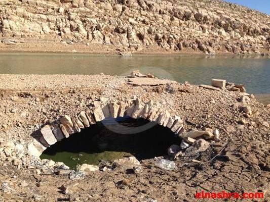 الجفاف يكشف عن جسر ومطحنة في باطن بحيرة القرعون