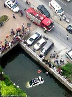 إمرأة صينية تغرق سيارتها بدلًا من أن تركنها