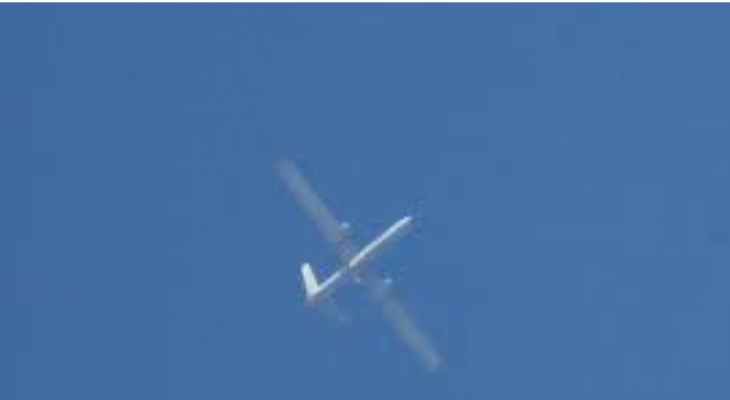 النشرة: تحليق طائرة استطلاع اسرئيلية تحلق على علو منخفض بشكل دائري في سماء بعلبك